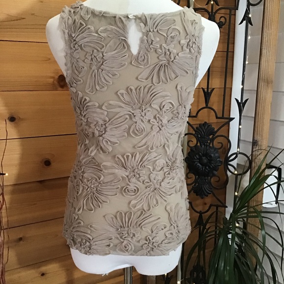 BANANA REPUBLIC TANK TOP WITH UNIQUELY MADE FLOWERS - Picture 3 of 10